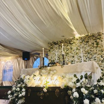 Dancing Wallflowers - Sweetheart table - Floral Designers Near Me Dancing Wallflowers - Sweetheart table - Floral Designers Near Me