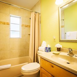 Mar Bay Motel & Suites - Private bathroom with all amenities