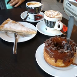 Patisseries Roldán - Cafe con leche, cappuccino with whippes cream, cronut and pastel de cordoba