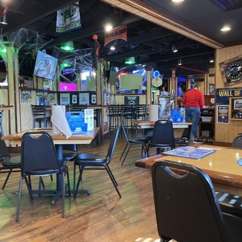 Wings Etc - Inside dinning - Chicken Wings Near Me - Bluffton, Indiana
