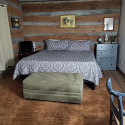 Adullam Hill Bed and Breakfast - Abigail room king bed