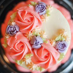 Lily's Bakery - Floral cake