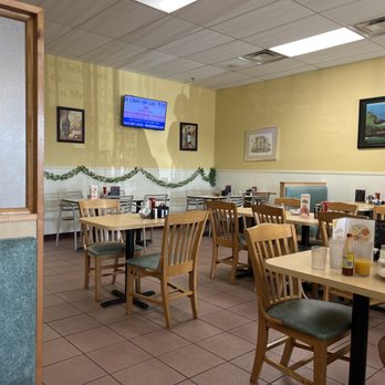 Lil Bits Cafe - Dining room. - Breakfast & Brunch Near Me - Lady Lake, Florida Lil Bits Cafe - Dining room. - Breakfast & Brunch Near Me - Lady Lake, Florida