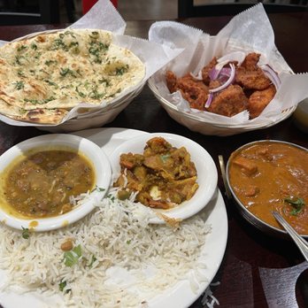 Chaat Bistro - Garlic naan, butter chicken, fish pakora - Indian Near Me - Sacramento, California