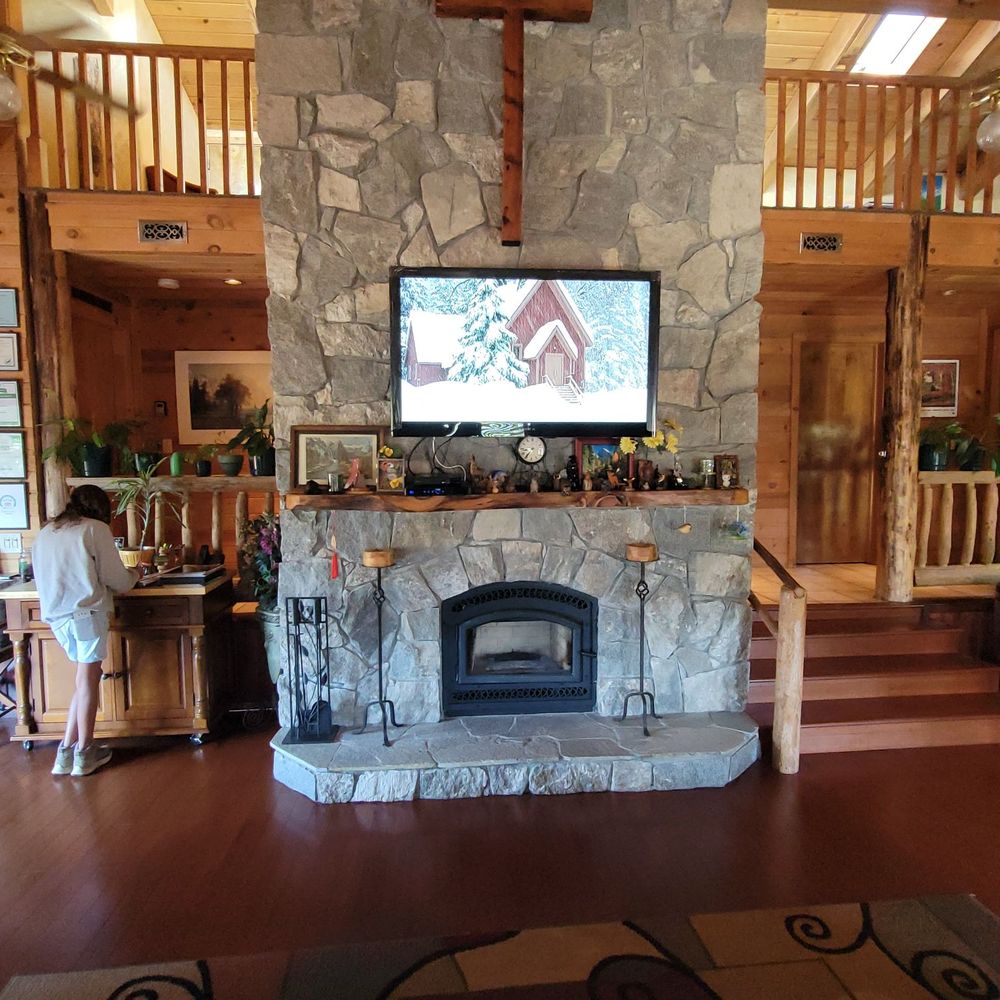 Evergreen Haus - Entry common area - Hotels Near Me - Oakhurst, California Evergreen Haus - Entry common area - Hotels Near Me - Oakhurst, California