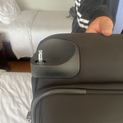 Samsonite Outlet - Here is the broken wheel; less than three days after purchase!