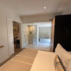 Harmon Guest House - Suite at HGH - bed & bathroom area