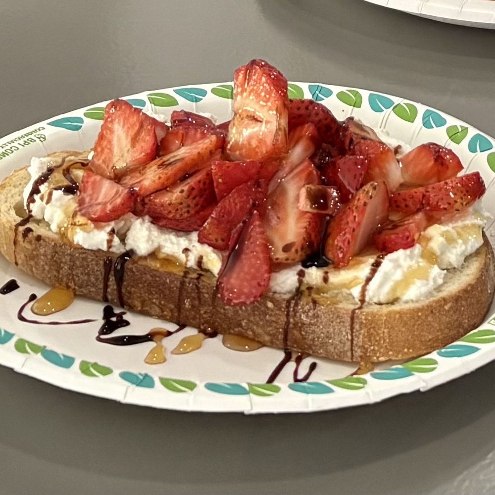 Ricotta toast with strawberries and balsamic glaze Ricotta toast with strawberries and balsamic glaze