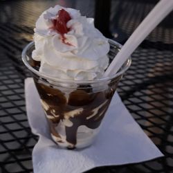 Mr. R's - Medium Hot Fudge Sundae
