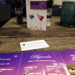 Congres Hotel Van der Valk Mons - Verschillende cocktails en gins aan de bar.