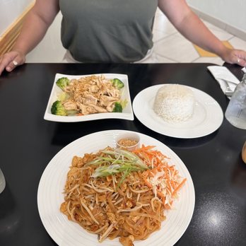 Thai D Cuisine and Pho - Pad Thai and Garlic Delight - Thai Near Me - Norman, Oklahoma