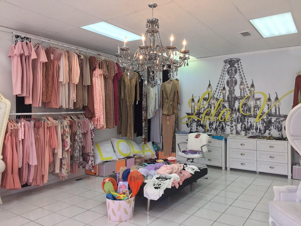 Lola V Boutique by the Beach Logo
