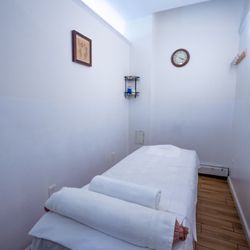 Hua Kang Qi Gong Tui-Na - Massage bed at Hua Kang Massage Spa 303 Amsterdam