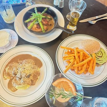 Le Monde - Mushroom ravioli, roasted chicken and veggie burger - French Near Me - New York, New York