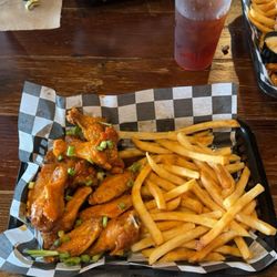 Honey wings with fries