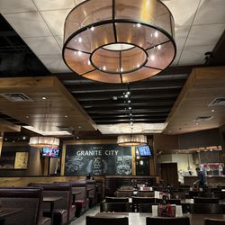 Granite City Food & Brewery - Dining room