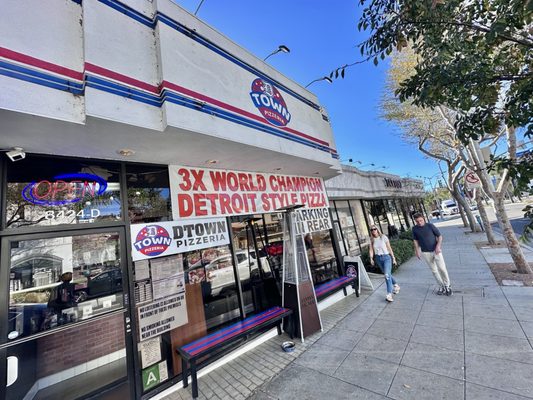 dtown pizzeria by null