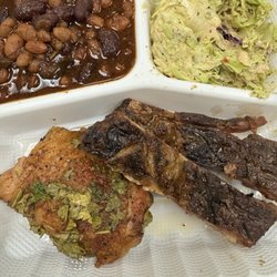 City Pig BBQ - Bbq beans, 2 ribs, chicken, salad