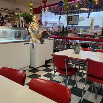 Scoop's Soups & More - Seating indoor - Ice Cream & Frozen Yogurt Near Me - Clovis, California