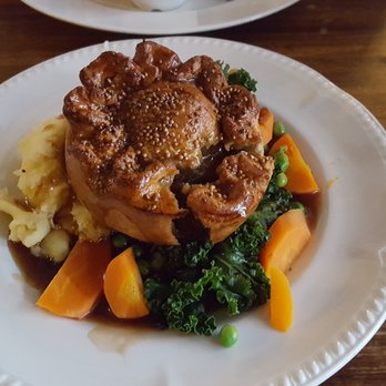 The George Inn - Shin of Beef & Ale Pie Served with potatoes & fresh vegetables - Pubs Near Me - London, XGL