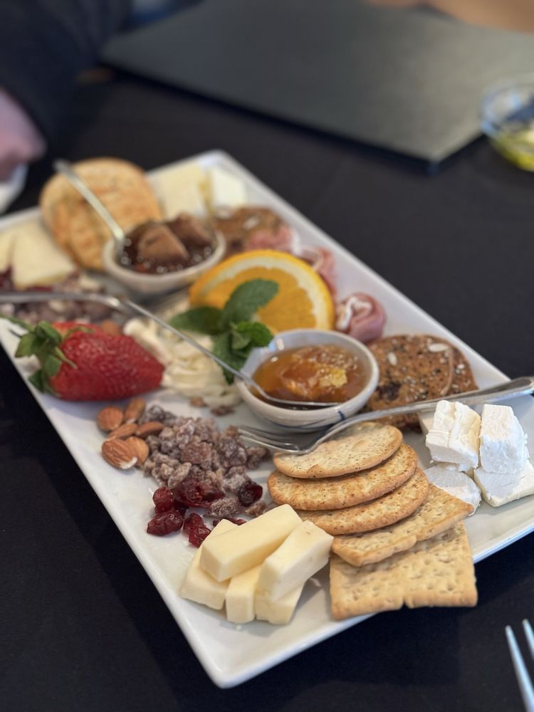 PLATES AT 208 Updated October 2024 14 Photos & 14 Reviews 208 N