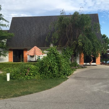 Vineyard Inn On Suttons Bay - Italian Near Me - Suttons Bay, Michigan