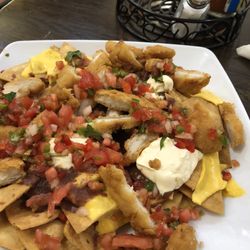 Mi Tierra - Nachos with American cheese and fried chicken