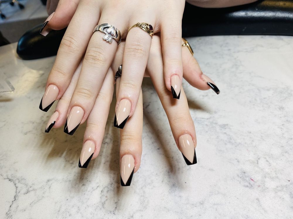 Deluxe Nails & Spa Middleton Logo