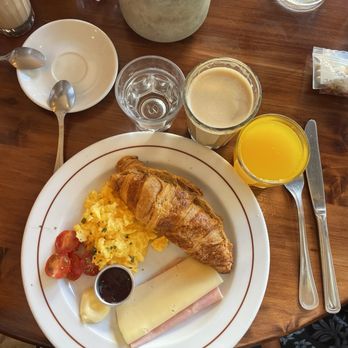 Brooklyn - Croissant, scrambled eggs, ham & cheese w/fresh squeezed orange juice & a latte for under 10 euros. - Portuguese Near Me - Lisbon, 11