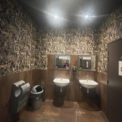 Au Bureau - Bathrooms super clean and ample