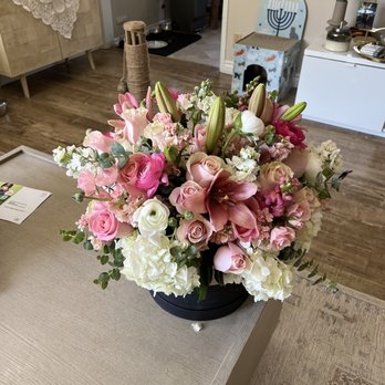 Abbey's Flower Garden - Beautiful arrangement by the talented Pablo. - Florists Near Me - Calabasas, California
