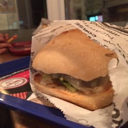 Burger Club - Le comtois : salade, tomates, oignons confits, comte aop et sauce béarnaise!