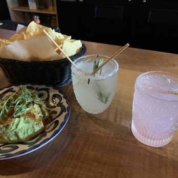 COMO - Guac and chips ($12) and margs ($10ish) - Mexican Near Me - Truckee, California