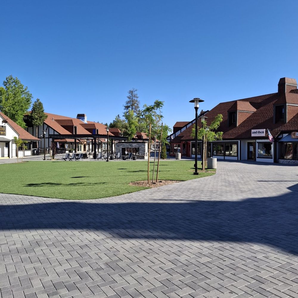 The central area of the village. Lots of space to walk! The central area of the village. Lots of space to walk!