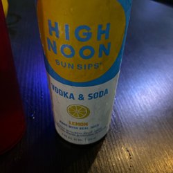 Maloney's Local Irish Pub - Yes with the high noon lemon!
