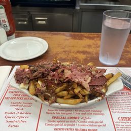 Poutine à la viande fumée / Smoked Meat Poutine Poutine à la viande fumée / Smoked Meat Poutine