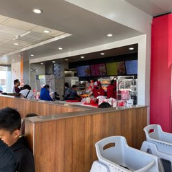 Jollibee - Inside Jollibee - maraming tao
