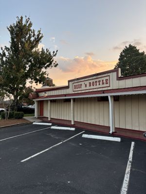 Beef 'N Bottle Steakhouse by null