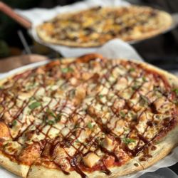 I recommend trying pizza in this place, pleasant service and delicious hookah.