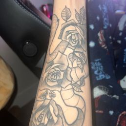U can see the fuckups luckily the coverup was pretty good for how bad east coast fucked me up left me with half a snake outline smfh U can see the fuckups luckily the coverup was pretty good for how bad east coast fucked me up left me with half a snake outline smfh