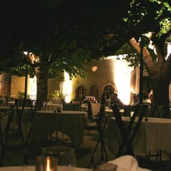 L'Oustau de Baumanière - Terrasse près de la piscine, le soir