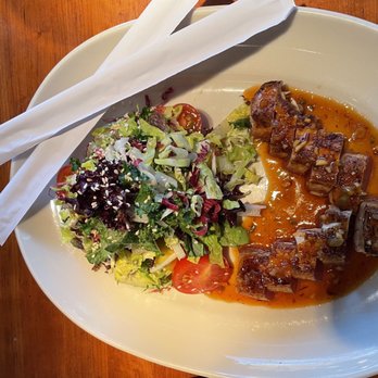 Rutherford Grill - Seared all he tuna and a spicy glaze along side a salad of mango, tomatoes and avocado. Delicious - American Near Me - Rutherford, California