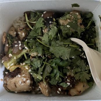 honeygrow - Create Your Own Stir-fry with brown rice, roasted chicken, scallions, broccoli, red onions, sesame seeds, cilantro and sesame garlic - Salad Near Me - Timonium, Maryland