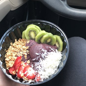 Macondo Coffee Roasters - Avail bowl with strawberry, kiwi, coconut, chia seeds and granola - Coffee & Tea Near Me - Doral, Florida