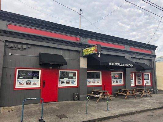 Montavilla Station by null