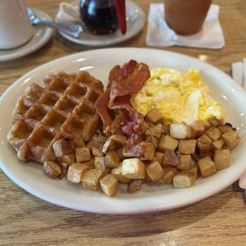 La Cocina de Roberto - WAFFLE PLATTER: Belgian waffle with two eggs. Side of breakfast potatoes, toast, and bacon or ham. - Mexican Near Me - The Woodlands, Texas La Cocina de Roberto - WAFFLE PLATTER: Belgian waffle with two eggs. Side of breakfast potatoes, toast, and bacon or ham. - Mexican Near Me - The Woodlands, Texas