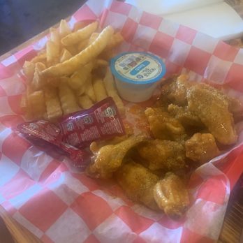 Happy Daze Bar and Grill - a basket of food - Bars Near Me - Griffin, Georgia Happy Daze Bar and Grill - a basket of food - Bars Near Me - Griffin, Georgia
