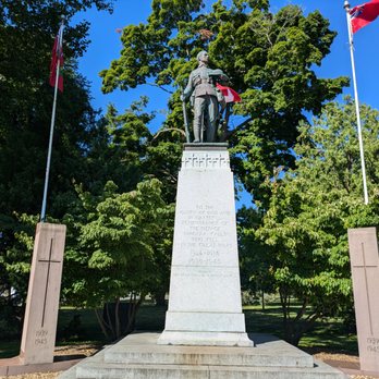 Clifton Hill War Memorial - Clifton Hill War Memorial, Niagara Falls - Landmarks & Historical Buildings Near Me - Niagara Falls, Ontario Clifton Hill War Memorial - Clifton Hill War Memorial, Niagara Falls - Landmarks & Historical Buildings Near Me - Niagara Falls, Ontario