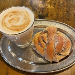 Lilla Kafferosteriet - Latte macchiato and pastry
