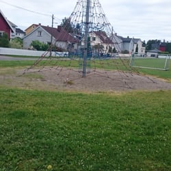 Lekeplass Sverre Enevolds plass - Klatretårn på den andre siden av gressplenen